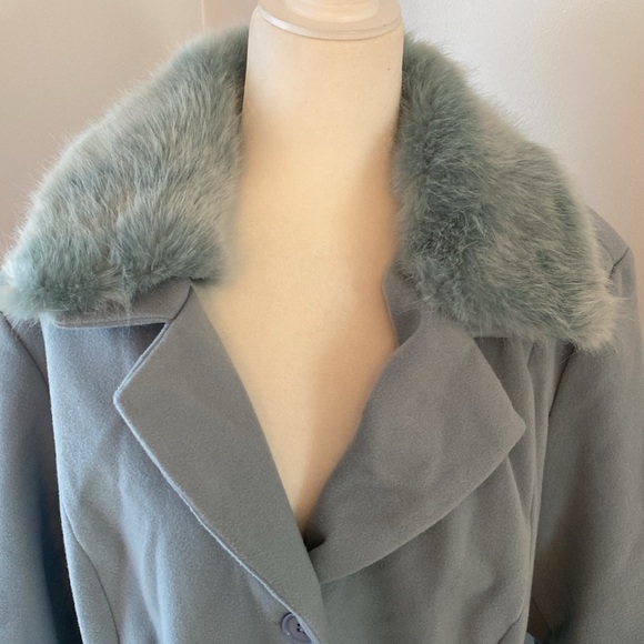 Colleen Lopez light blue coat - Picture 2 of 8